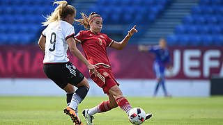 Intensiver Zweikampf: Nina Ehegötz (l.) mit der Spanierin Patricia Guijarro © ©SPORTSFILE