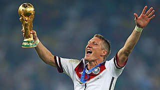 Das Spiel des Lebens im WM-Finale: Bastian Schweinsteiger mit Pokal am 13. Juli 2014 © 2014 Getty Images