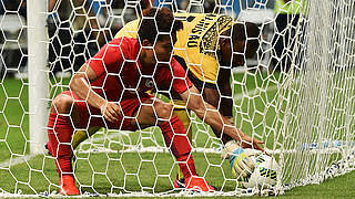 Und noch ein Tor: Dreifachschütze Ryu (l.) aus Leverkusen holt den Ball aus dem Netz © AFP/GettyImages