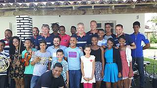 Herzlicher Empfang: Die DFB-Delegation besuchte ein Sozialprojekt in Salvador © DFB