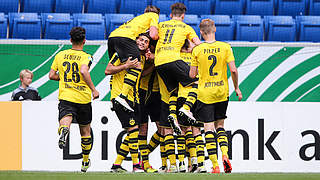 Dortmunder Jubel: In Düsseldorf siegt der Meister nach Toren in der Nachspielzeit © 2016 Getty Images