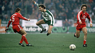 Hitziges Spiel anno 1985: Bayerns Klaus Augenthaler (l.) foult Werders Rudi Völler (M.) © imago sportfotodienst
