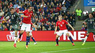 Per Kopf zum 3:0-Endstand: Thomas Müller (l.) präsentiert sich in Oslo in bester Torlaune © 2016 Getty Images