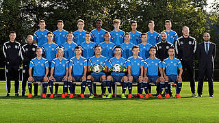 Testen gegen Wales: das neu formierte U 16-Nationalteam von Trainer Michael Prus (l.) © 2016 Getty Images