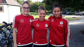 Drei Neue im Team: die Essenerinnen Klasen (l.) und Dallmann (M.) mit Freiburgs Kayikci © DFB