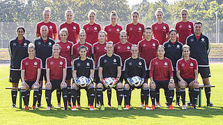 Start in eine neue Ära: Frauen-Nationalmannschaft um Bundestrainerin Steffi Jones (l.) © 2016 Getty Images