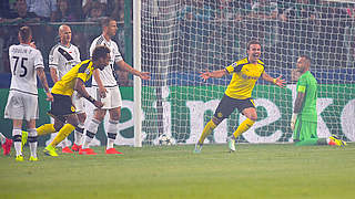 Das erste Tor im BVB-Trikot seit 1250 Tagen: Mario Götze bejubelt das 1:0 in Warschau © imago/Newspix