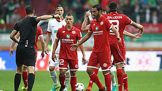 Fünf Spiele Sperre wegen rohen Spiels: der Mainzer José Rodriguez (v.) in Augsburg © 2016 Getty Images