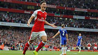 Führt die Entscheidung im Londoner Derby herbei: Weltmeister Mesut Özil (l.) © AFP/Getty Images