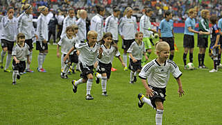 Einzigartige Rolle beim Einlaufen: Kinder beim Frauen-Länderspiel in Regensburg © imago sportfotodienst