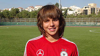 Ortstermin mit Oberdorf: die jüngste U 17-Nationalspielerin im WM-Quartier in Amman © DFB
