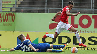 Intensives Duell ohne Sieger: Die Partie Mainz II (rotes Trikot) und Erfurt endet 1:1 © 2016 Getty Images