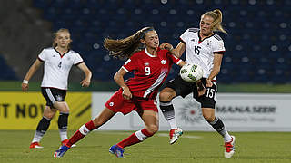 Hart umkämpfte Partie gegen Kanada: Sydney Lohmann (r.) im Zweikampf mit Jordyn Huitema  © FIFA via GettyImages