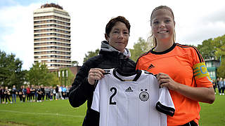 Spielerin des Turniers: Janina Hechler (r.) mit DFB-Trainerin Maren Meinert © 2016 Getty Images