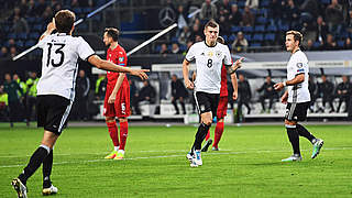 So jubeln die Weltmeister: Toni Kroos (M.), Thomas Müller (l.) und Mario Götze (r.) © 2016 Getty Images