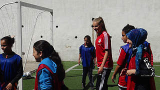 Gemischtes Fußballturnier: Schülerinnen spielen gemeinsam mit Nationalteams © DFB