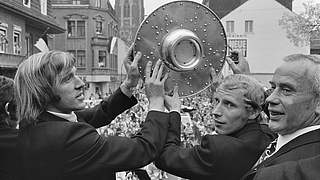 Sieg gegen den HSV für ersten Meistertitel: Borussia Mönchengladbach jubelt 1970 © imago/WEREK