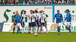 Jubelt in einem Topspiel des Tages: der VfL Osnabrück (in weiß) siegt in Rostock © imago/Eibner