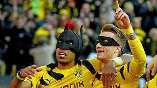 Pierre-Emerick und Marco alias Batman und Robin: der Dortmunder Maskenjubel 2015 © 2015 Getty Images