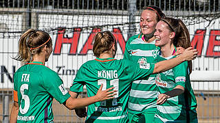 Feiern den Sprung an die Tabellenspitze: die Spielerinnen von Werder Bremen © imago/foto2press