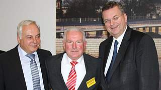 Reinhard Grindel (rechts) und Klaus Reichenbach (links) gratulieren Erwin Bugar © FSA