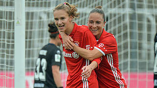 Jubel über den ersten Münchner Treffer: Torschützin Vivianne Miedema (l.) © Jan Kuppert