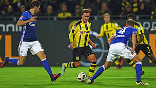 World Cup winner Mario Götze takes on two Schalke player. © 2016 Getty Images