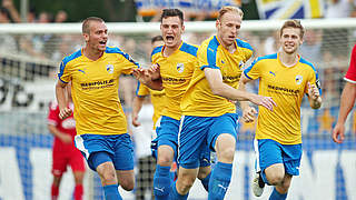 Matchwinner für Jena: Maximilian Wolfram (2.vl.) trifft kurz vor Schluss zum Sieg. © imago/Picture Point LE