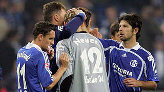 Debüt im alten Trikot: Manuel Neuer absolviert sein erstes Bundesliga-Spiel für Schalke 04 © 2006 Getty Images