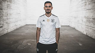 Präsentiert das neue Trikot: Der 18-malige Nationalspieler Ilkay Gündogan  © dfb