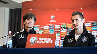 Bundestrainer Löw (l.) über Klose: 