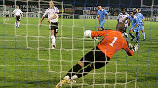 13. Streich und Schlusspunkt in Serravalle: Kapitän Bernd Schneider per Elfmeter 2006 © 2006 Getty Images