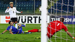 Erstes A-Länderspiel, erstes Tor: Serge Gnabry (h.) trifft zur 2:0-Führung in San Marino © 2016 Getty Images