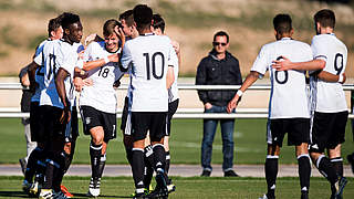 Torben Müsel celebrates his goal with his teammates  © 2016 Getty Images