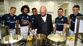 Kochen statt Kicken: Trainer Roland Vrabec und FSV-Spieler kochen für den guten Zweck © imago/Hartenfelser