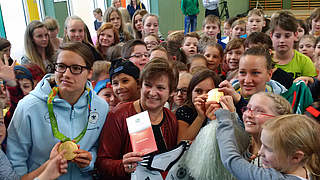 Präsentieren stolz ihre Olympia-Medaillen: Peter und Schult beim Schulbesuch  © DFB