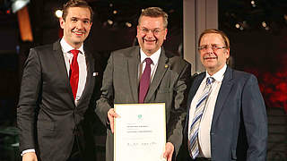 Ehrung für besondere Dienste: Reinhard Grindel (M.) erhält die Ehrennadel des DFB © GettyImages