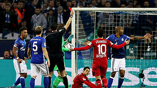 Muss zweimal zuschauen: Naldo (r.) von Schalke 04 © 2016 Getty Images