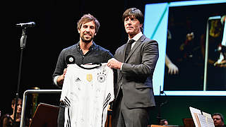 Max Giesinger (l.) mit Joachim Löw: 