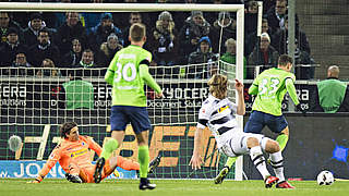 Mario Gomez rounds Yann Sommer to score Wolfsburg winner against Gladbach.  © imago/Moritz Müller