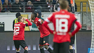 Platzverweis im Derby in Frankfurt: der Mainzer Jhon Cordoba (2.v.l.) © 2016 Getty Images