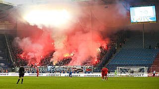 Nach Pyrotechnik im Rostock-Block: Magdeburg-Spiel wird sechs Minuten unterbrochen © imago/Christian Schroedter