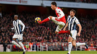 Mit seiner ganzen Technik: Mesut Özil (M.) überzeugt beim Sieg gegen West Bromwich  © 2016 Getty Images