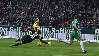 Frühe Führung im Weserstadion: BVB-Angreifer Schürrle (h.) trifft nach fünf Minuten © Imago