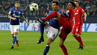 Kein Durchkommen: Schalkes Leon Goretzka (2.v.l.) gestoppt von Omar Mascarell © 2017 Getty Images