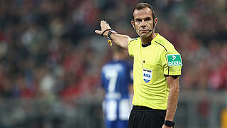 Leitet das 103. Spiel in der Bundesliga: FIFA-Referee Marco Fritz © 2016 Getty Images