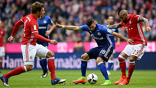 Spannendes Duell in München: Schalkes Caligiuru (2.v.l.) gegen den Münchner Vidal (r.) © 2017 Getty Images