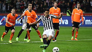 Der Moment der Entscheidung: Makoto Hasebe verwandelt den Elfmeter zum 1:0 © 2017 Getty Images