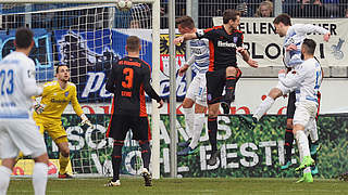 Hochklassiges Topspiel: Duisburgs Dustin Bomheuer (2.v.r.) köpft gegen Osnabrück ein © 2017 Getty Images