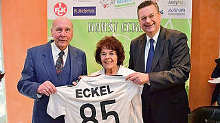 Große Party: DFB-Präsident Grindel (r.) gratuliert Horst Eckel (l.) zum 85. Geburtstag  © 2017 Getty Images